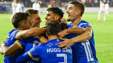 Ourense celebra uno de los goles ante el Real Oviedo