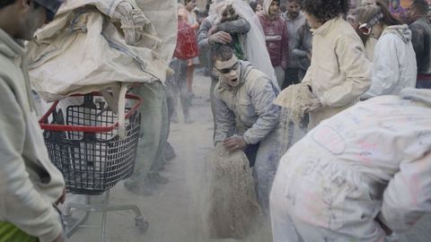 La harina inund la Praza Maior de Xinzo en el domingo fareleiro