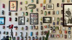 Pared de la barber�a El 13 de la calle Foncalada de Oviedo, repleta de latas de cerveza.