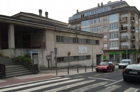 Los pivotes impiden aparcar frente al ambulatorio pero no solucionan la falta de parada para ambulancias.
