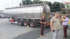 El cami�n cisterna de Neda, ya retirado, en el momento de su llegada con el alcalde �ngel Vilari�o en primer t�rmino.
