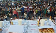 El p�blico respondi� de nuevo al concurso de comer perritos calientes en A Estrada que repiti� ganadores.