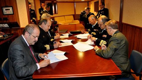 Acto de firma de la recepci�n de la F-105