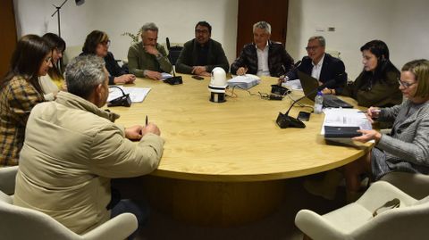Los alcaldes de Valdeorras y el presidente de la Diputaci�n en la reuni�n del Consorcio de Augas.