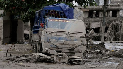 Un veh�culo da�ado por la riada