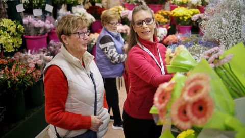 Raquel Pillado atiende a una clienta en La Florista del Castillo, a dos das de Todos los Santos.