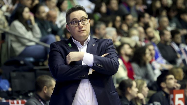 Epi, en un partido con el Monbus Obradoiro a pie de pista en Sar