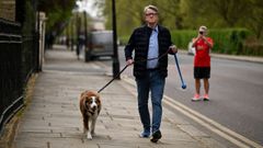 El exembajador Peter Mandelson, de regreso a casa tras pasear a su perro, en Londres