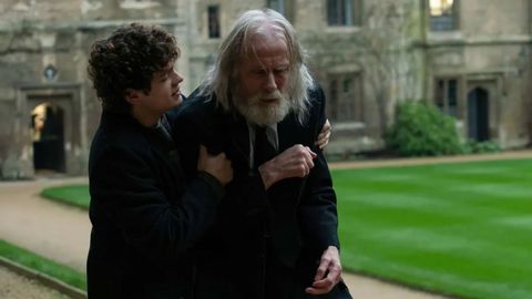 Los actores Noah Jupe y Bill Nighy, en una escena del filme &laquo;Sus hijos&raquo;.