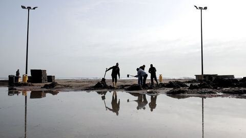 Varios operarios trabajan en la Playa de las Arenas, en Valencia