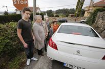 Los vecinos denuncian que la calle es tan estrecha que un coche pasa con dificultad. 