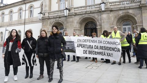 Representantes de la Protectora, a la izquierda, y miembros de la plataforma que pide la apertura de la residencia de Becerre en el exterior de la Diputacin