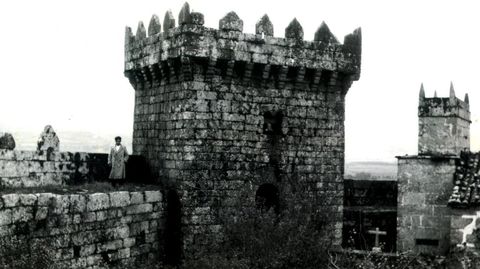 El castillo, en el ao 1951, rodeado de maleza 