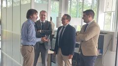 El decano de Ourense, Leonardo �lvarez (izda.) habla con el director xeral Tronchoni y otros representantes de la Xunta, en la entrada reformada del edificio judicial de Ourense.
