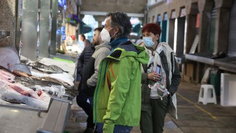 Ambiente en el mercado de la plaza de Abastos de Santiago en el primer da sin mascarilla en interiores