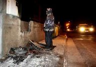 Un vecino observando el lugar donde estaba el cuadro.