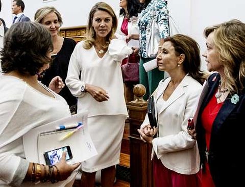 De Cospedal, con parlamentarias manchegas, durante el debate del estado de la regin.