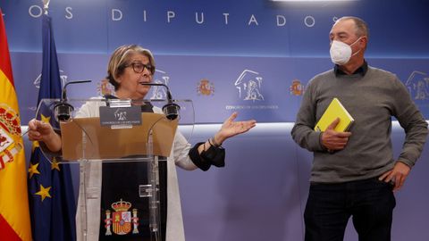 La diputada de M�s Pa�s, In�s Saban�s y el l�der de Comprom�s, Joan Baldov�, en la rueda de prensa tras la Junta de Portavoces del Congreso