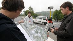Alumnos de la extinta Topograf�a realizando pr�cticas en el campus de Lugo