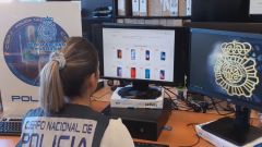 Una agente revisando una de las webs fraudulentas
