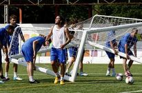 Cruz, de blanco en la imagen, podr�a disputar sus primeros minutos en el torneo regular.