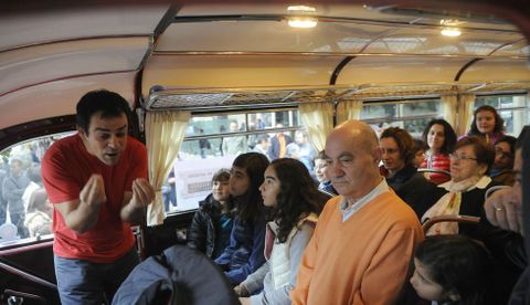 Inacio Vilari�o en plena actuaci�n a bordo de un autob�s hist�rico.