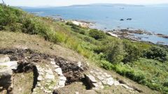 Restos de viviendas y la muralla de Castelo dos Mouros, en la isla de Ons