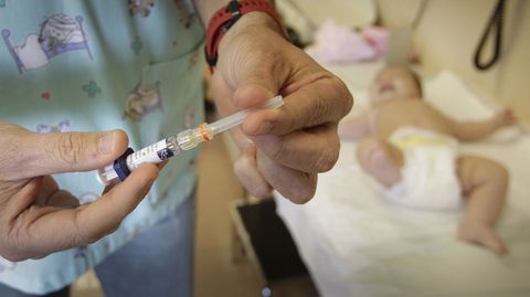 La vacuna introduce en el organismo un agente infeccioso debilitado al que el organismo reacciona como si se tratara de una aut�ntica infecci�n