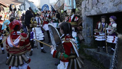 Os felos percorren Maceda.A comitiva co personaxe do entroido tradicional estn a percorrer os pobos do municipio e a Serra de San Mamede