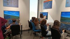 Alumnos en los simuladores de vuelo del Aula Newton