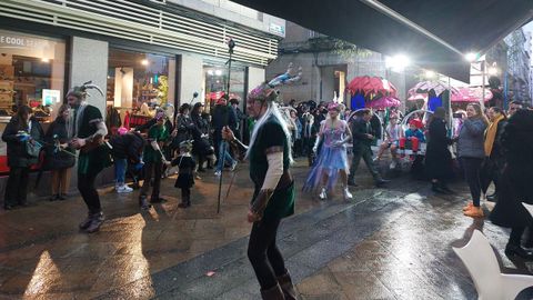 Ritmo y calor para desafiar a la lluvia en el desfile de entroido de O Carballi�o
