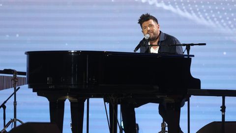 El cantante Pablo L�pez act�a durante un encuentro del Papa con los voluntarios, en Ifema
