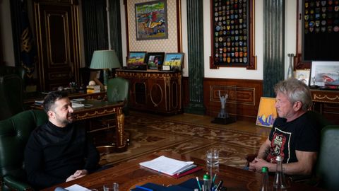 Foto publicada el lunes por el presidente de Ucrania en X que muestra el momento en el que se reuni&oacute; con Sean Penn, que el domingo no recogi&oacute; su tercer &Oacute;scar