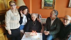 Edivia, en el centro, cuando recibi� la visita del alcalde y una concejala al cumplir los 103 a�os de edad