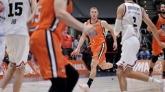 Paul Jorgensen, entre contrarios, al borde de la l�nea de tres contra el Zaragoza.