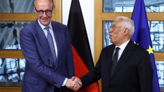 El canciller alem�n, Friedrich Merz, estrecha la mano del presidente del Consejo Europeo, Ant�nio Costa