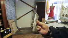 Tablero instalado provisionalmente en la puerta que destrozaron los ladrones