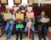 Padres protestando en el pleno, que los apoy� con una moci�n. 