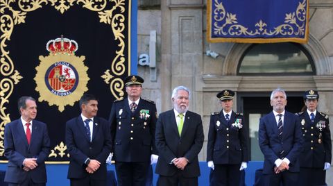 Autoridades presentes durante el desfile celebrado en García Barbón