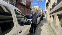 Agentes de la Polica Local ferrolana, en foto de archivo, multando en la calle Rubalcava.