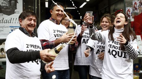 Trabajadores de la administracion de loter�a de la calle Amaya de Pamplona celebran la venta del numero 04.536, segundo premio