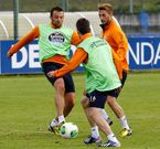 Marchena, goleador contra el Castilla, en un entrenamiento con Luisinho y Teles.