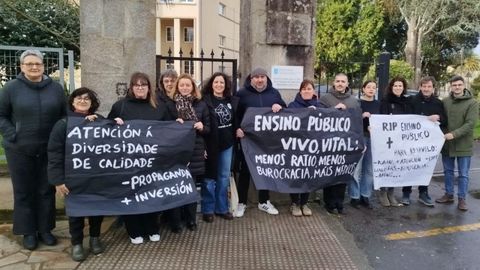 Profesores del IES de Ribadeo protagonizaron este martes una primera concentraci�n en demanda de profesorado de apoyo para atender a la diversidad