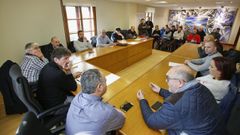 No es la primera vez que los regidores de la comarca se reúnen para abordar los problemas en Ferroatlántica. En la imagen, una reunión con el comité en el salón de plenos de Dumbría, hace dos años