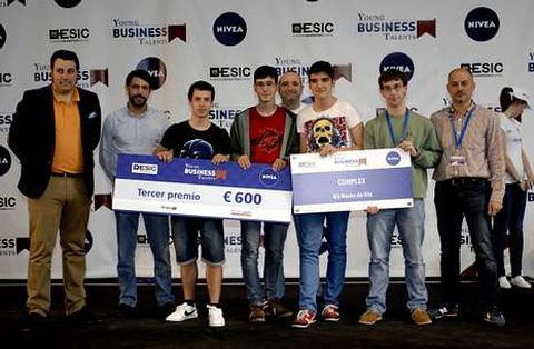 Los integrantes de Complex lograron grandes beneficios para su empresa virtual de cremas.