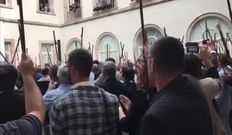 Decenas de alcaldes independentistas gritan a favor de la independencia en el Parlament