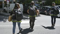 Agentes de la UDEF saliendo de la empresa de las hijas de Zapatero