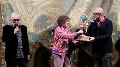 Dadi Pudumjee (en la foto, con chaqueta azul) recibi� en el Teatro Principal de Santiago el Premio Galicreques de manos de la alcaldesa de Santiago y con el director del festival como maestro de ceremonias.