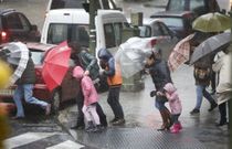 La lluvia sorprendi� en la ma�ana de ayer a los transe�ntes. 