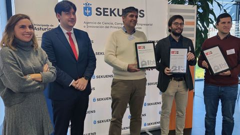 En la imagen, la directora del Centro Europeo de Empresas e Innovaci�n (CEEI) del Principado de Asturias, Cristina Fanjul (primera por la izquierda), y el consejero de Ciencia, Empresas, Formaci�n y Empleo, Borja S�nchez (segundo por la izquierda), junto a algunos de los responsables de las empresas de base tecnol�gica receptoras de ayudas.